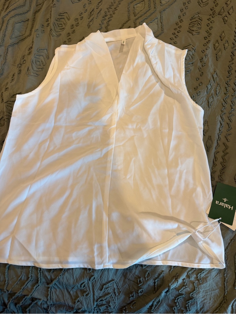 HALARA White Sleeveless V-Neck Blouse